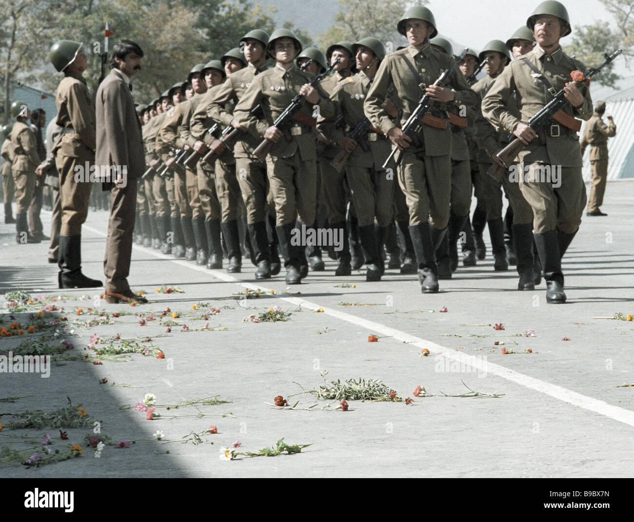 Soviet Afghanistan war - Page 6 Parade-on-the-occasion-of-the-soviet-military-contingent-s-return-B9BX7N