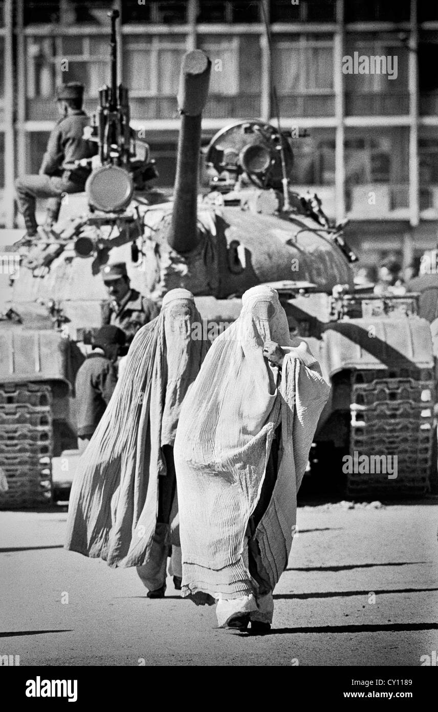Soviet Afghanistan war - Page 6 Afghan-women-wearing-full-body-cover-called-a-burqa-walk-past-a-soviet-CY1189
