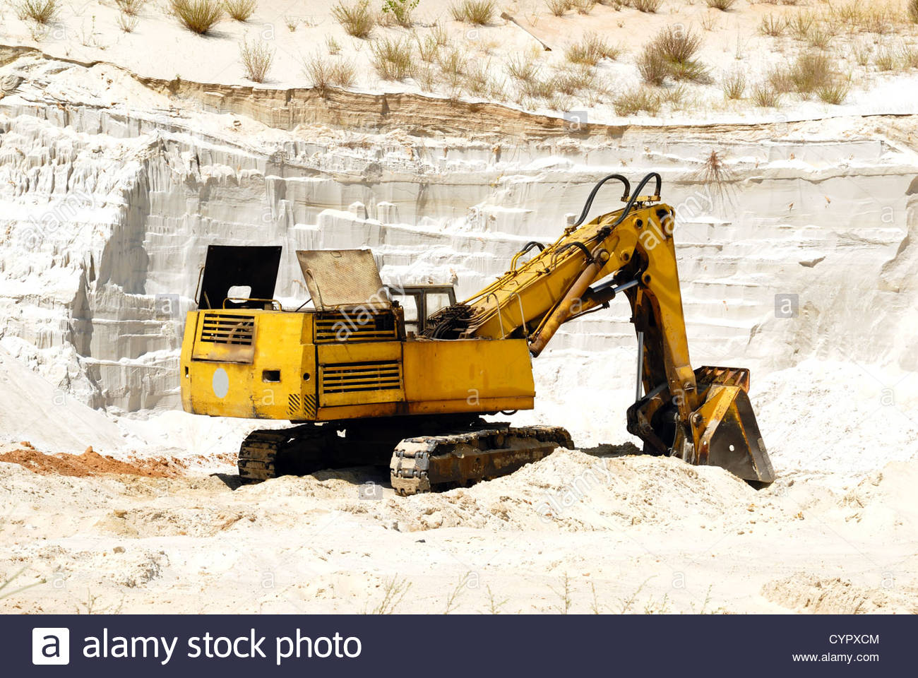 vecchi mezzi minerari Old-yellow-dredge-in-sandy-to-career-CYPXCM