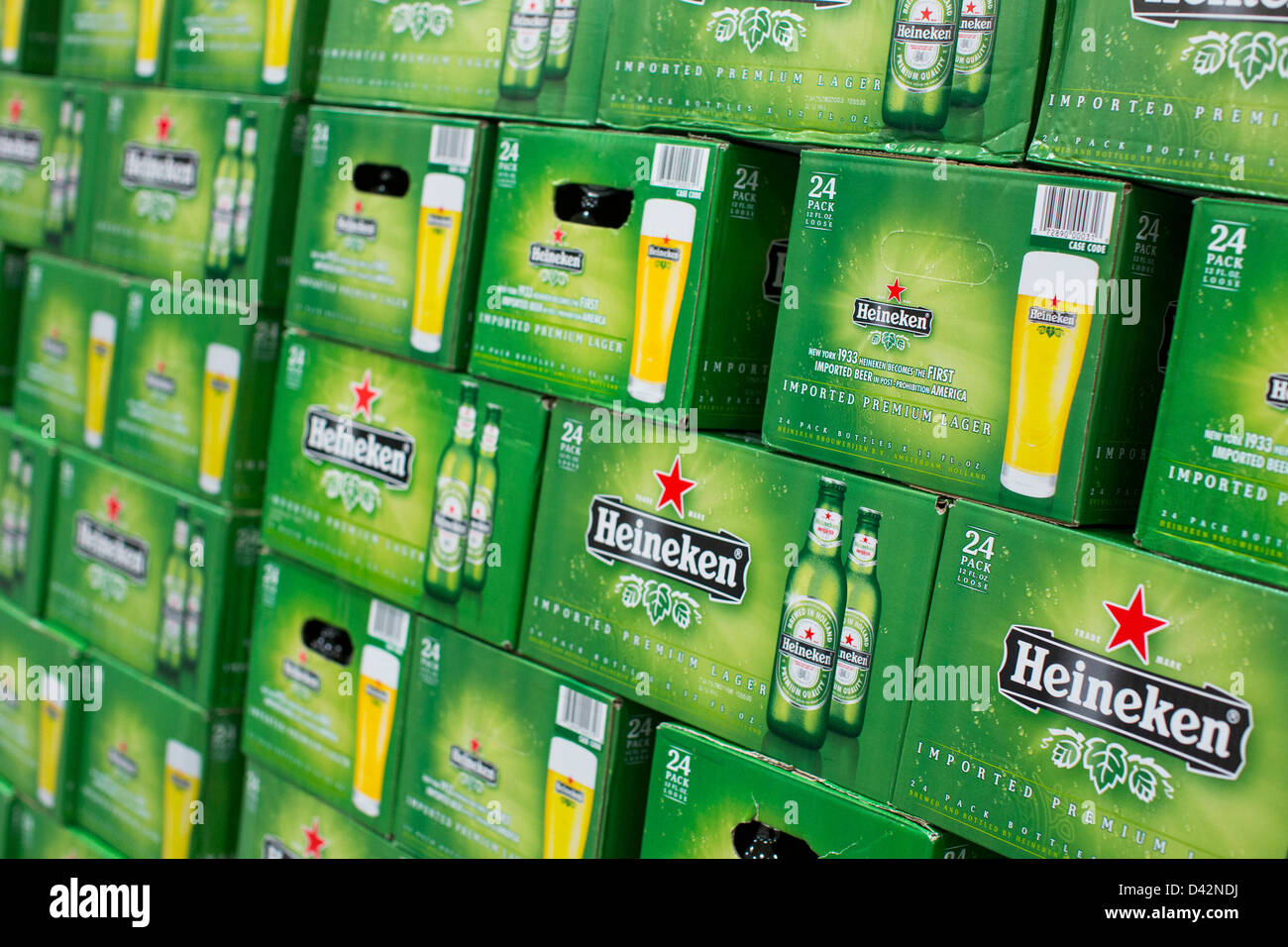 Equipe de France  - Page 51 Heineken-beer-on-display-at-a-costco-wholesale-warehouse-club-D42NDJ