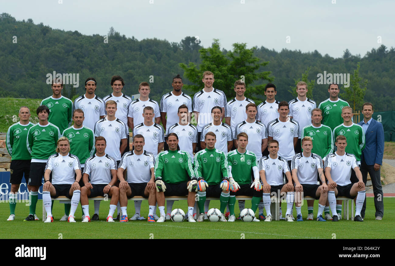 Hilo de la selección de Alemania The-german-national-soccer-team-behind-l-r-fitness-trainer-yann-benjamin-D64K2Y