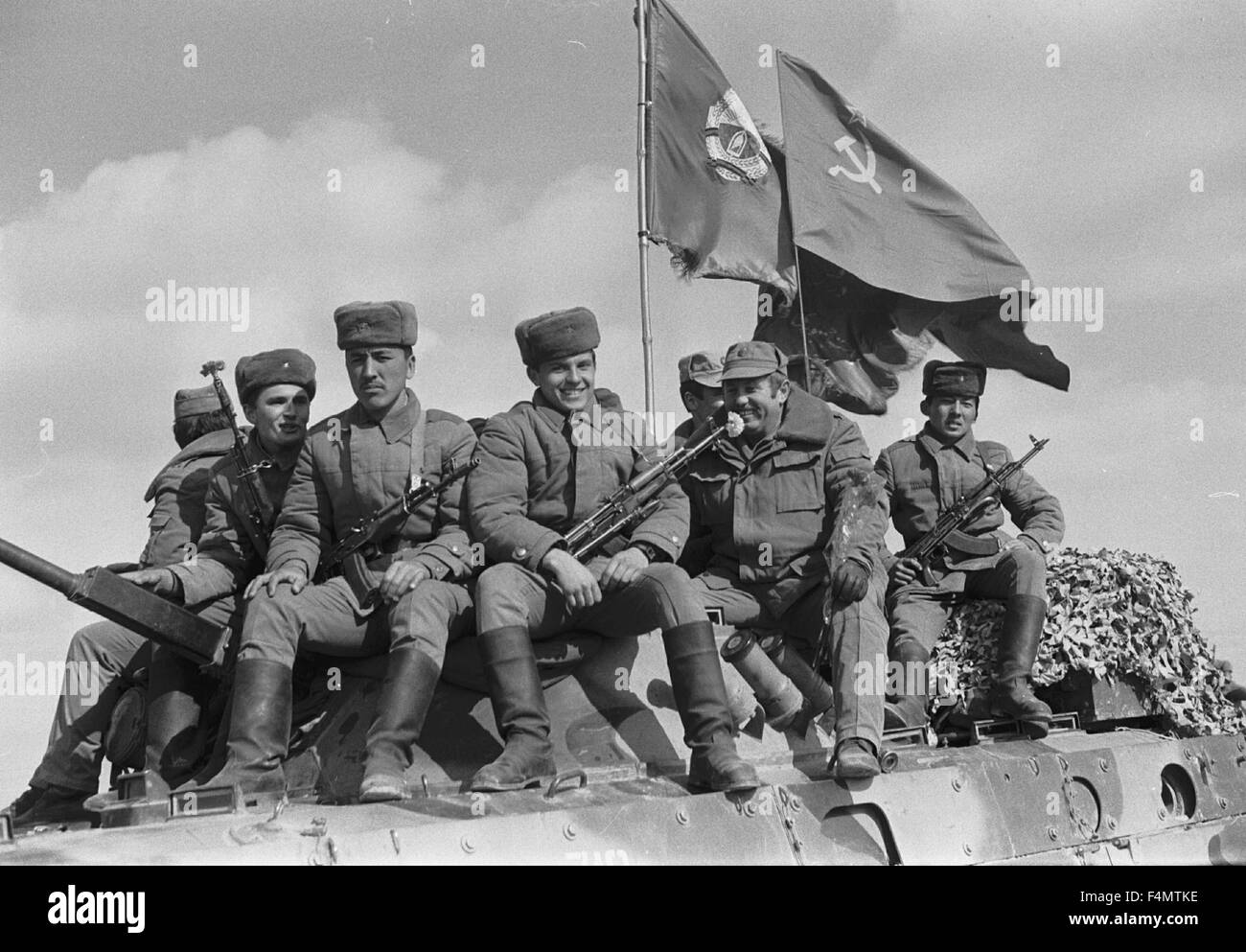 Soviet Afghanistan war - Page 6 Ussr-termez-withdrawal-of-soviet-forces-from-afghanistan-soldiers-F4MTKE