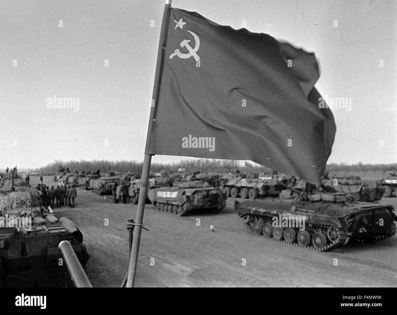 Soviet Afghanistan war - Page 6 Ussr-termez-withdrawal-of-soviet-forces-from-afghanistan-soldiers-F4MW9K