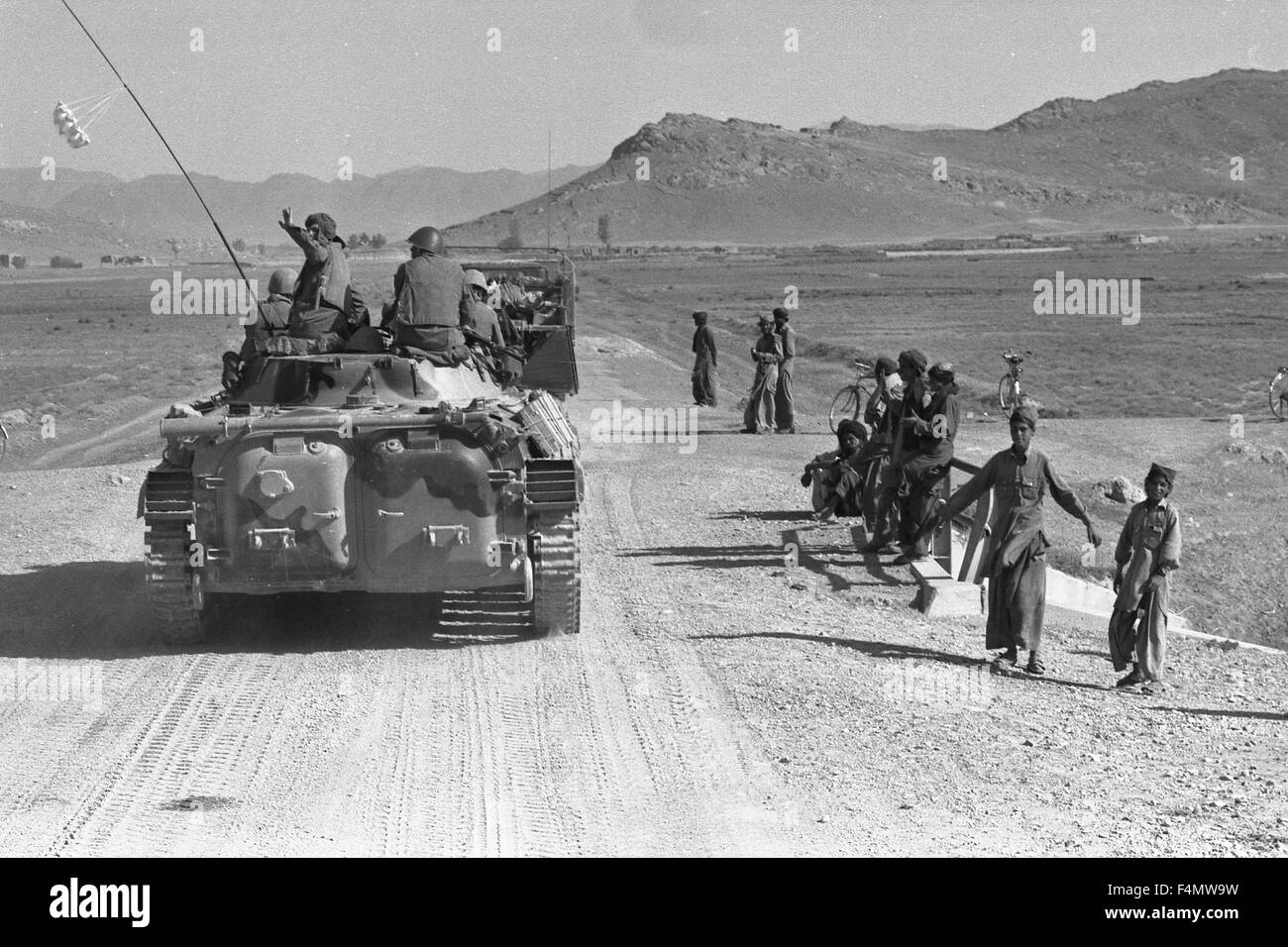 Soviet Afghanistan war - Page 6 Afghanistan-the-soviet-military-technics-on-road-to-kandahar-F4MW9W