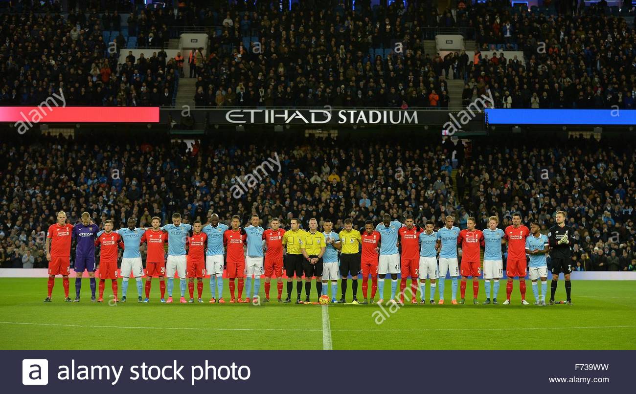 Hilo del Manchester City Epa05036340-manchester-city-and-liverpool-players-stand-together-as-F739WW