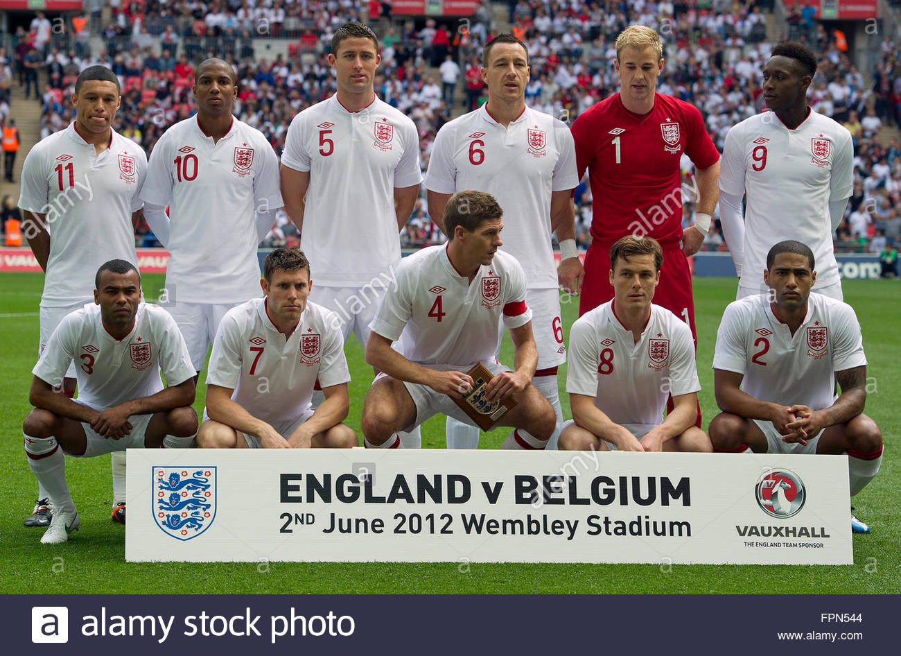 Hilo de la selección de Inglaterra The-english-national-soccer-team-back-row-l-r-alex-oxlade-chamberlain-FPN544