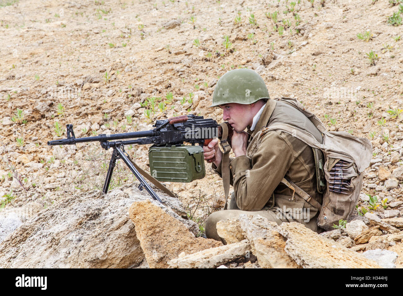 Soviet Afghanistan war - Page 6 Soviet-paratrooper-in-afghanistan-H344HJ