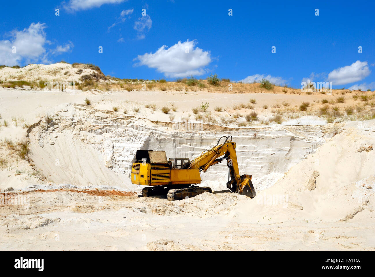 vecchi mezzi minerari Old-yellow-dredge-in-sandy-to-career-HA11C0