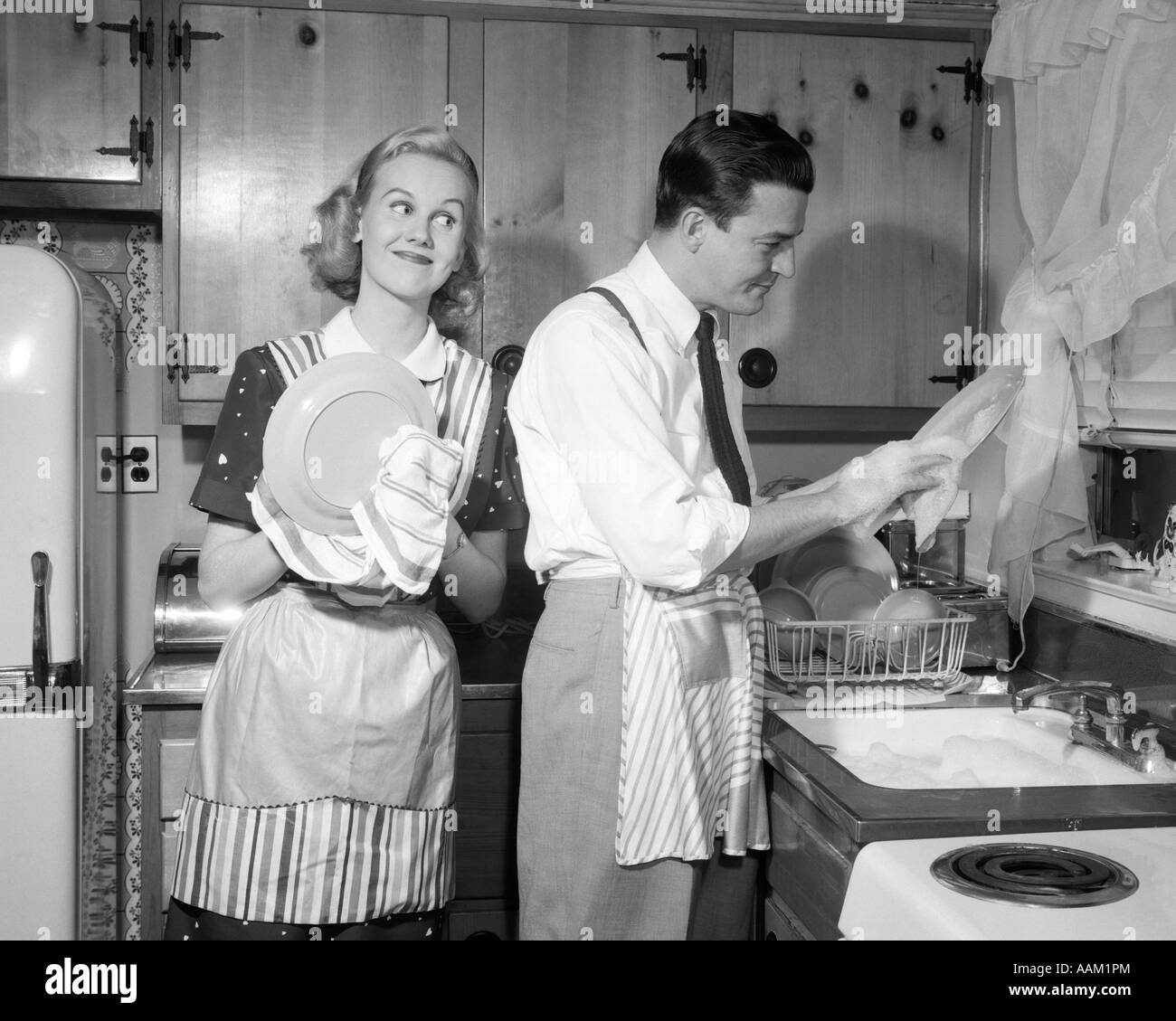 Comment devenir moins paresseux ? 1950s-smiling-happy-couple-man-and-woman-husband-and-wife-washing-AAM1PM