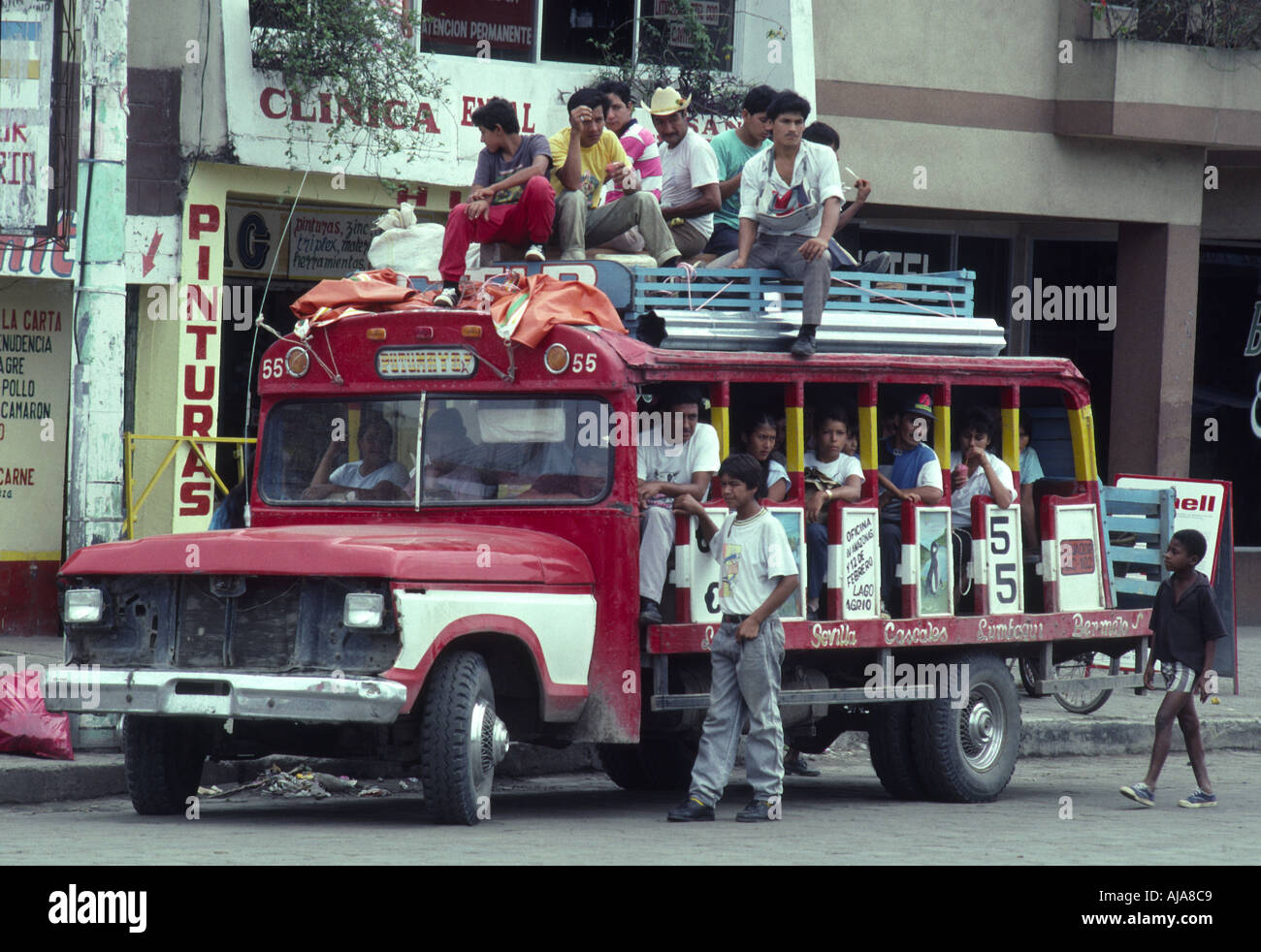 goda wuna aiyata yanda puluwan Ecuador-lago-agrio-new-loja-jungle-oil-boom-town-with-bus-transport-AJA8C9