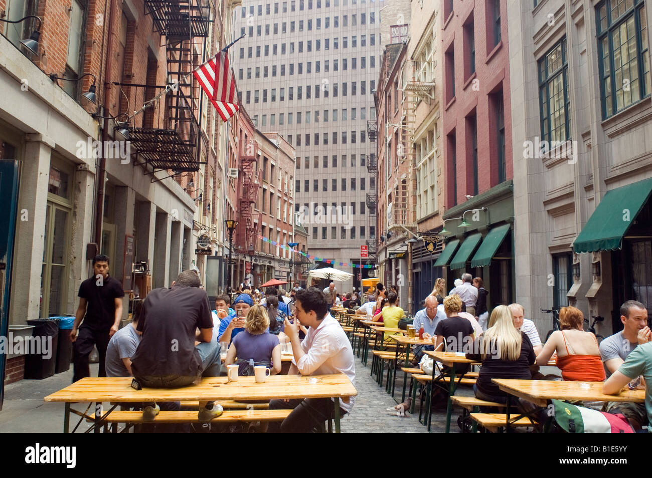 Sikátor étterem Restaurants-on-stone-street-in-lower-manhattan-extend-into-the-closed-B1E5YY