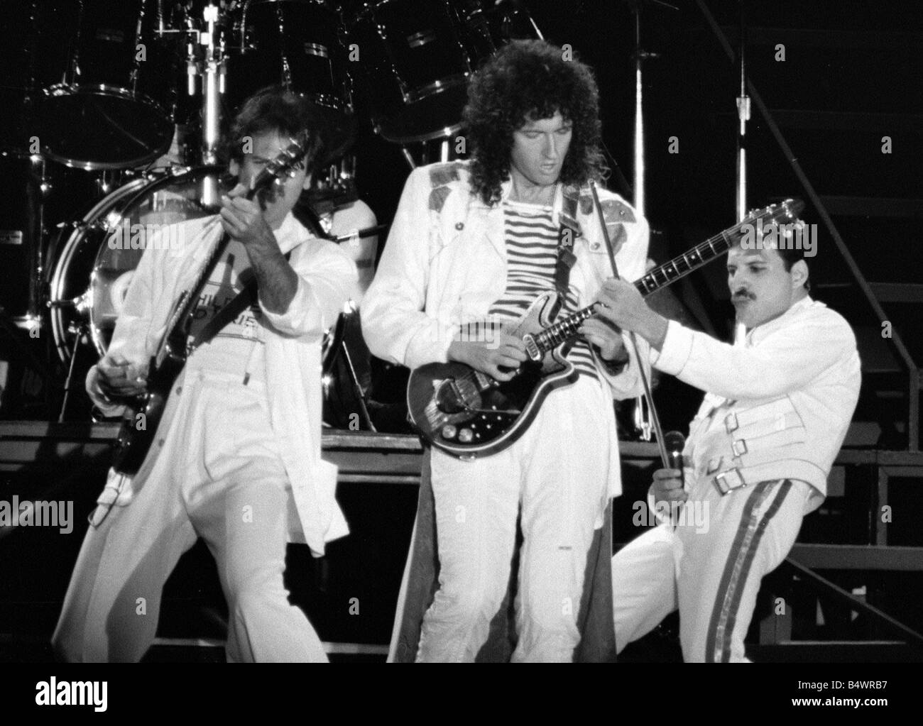  Queen and Freddie Mercury  - Page 2 Queen-rock-group-freddie-mercury-brian-may-john-deacon-roger-taylor-B4WRB7