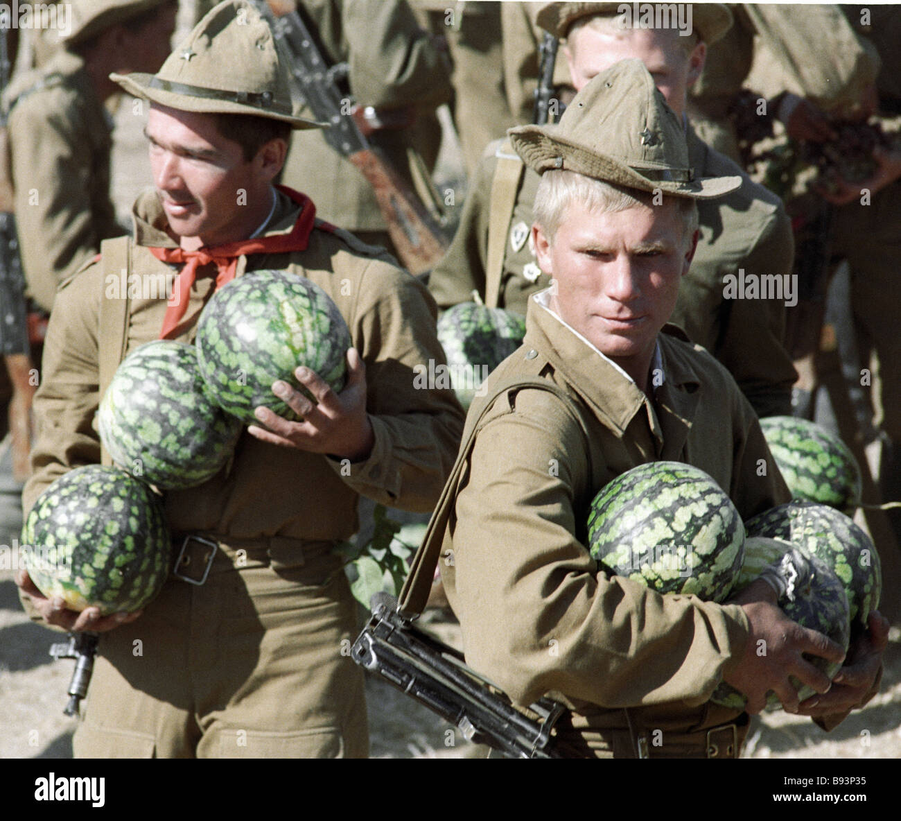 Soviet Afghanistan war - Page 6 Soviet-troops-pulled-out-from-afghanistan-with-watermelons-given-them-B93P35