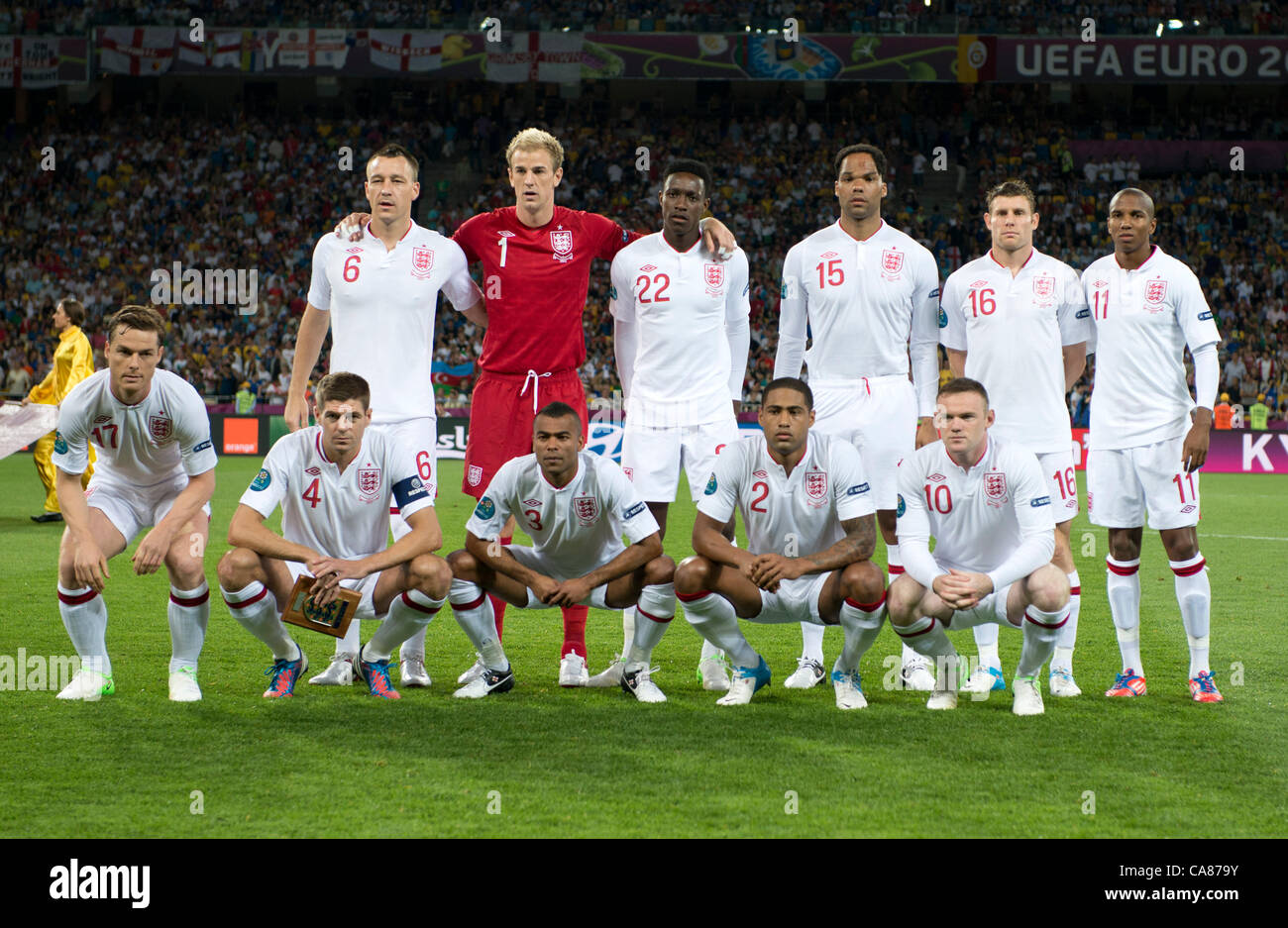 ¿Cuánto mide James Milner? - Real height England-team-group-line-up-eng-june-24-2012-football-soccer-england-CA879Y