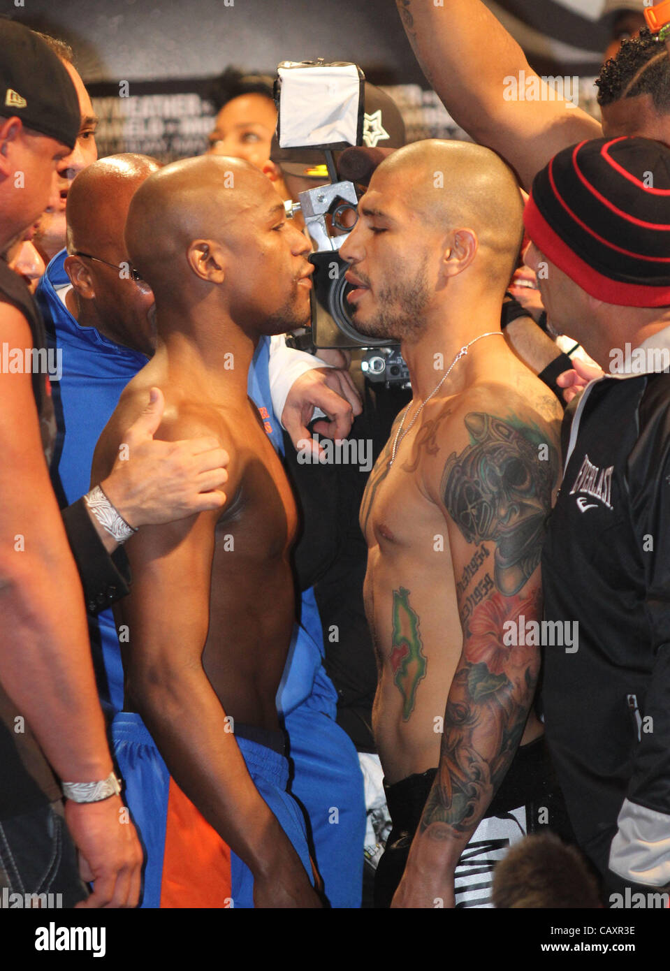 ¿Cuánto mide Floyd Mayweather? - Altura - Real height L-to-r-miguel-cotto-and-floyd-mayweather-face-off-at-the-mgm-grand-CAXR3E