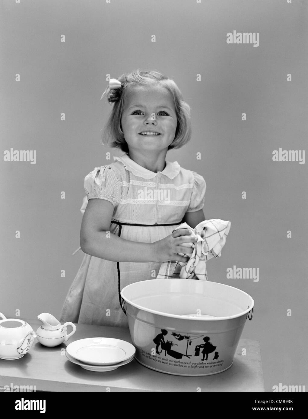 Comment devenir moins paresseux ? 1940s-child-smiling-blond-girl-washing-drying-dishes-in-tin-dishpan-CMR93K