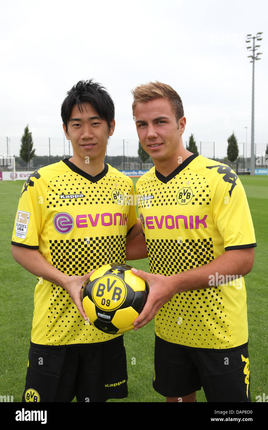 ¿Cuánto mide Mario Götze? - Altura - Real height Borussia-dortmunds-shinji-kagawa-l-and-mario-goetze-pose-during-a-DAP8D0