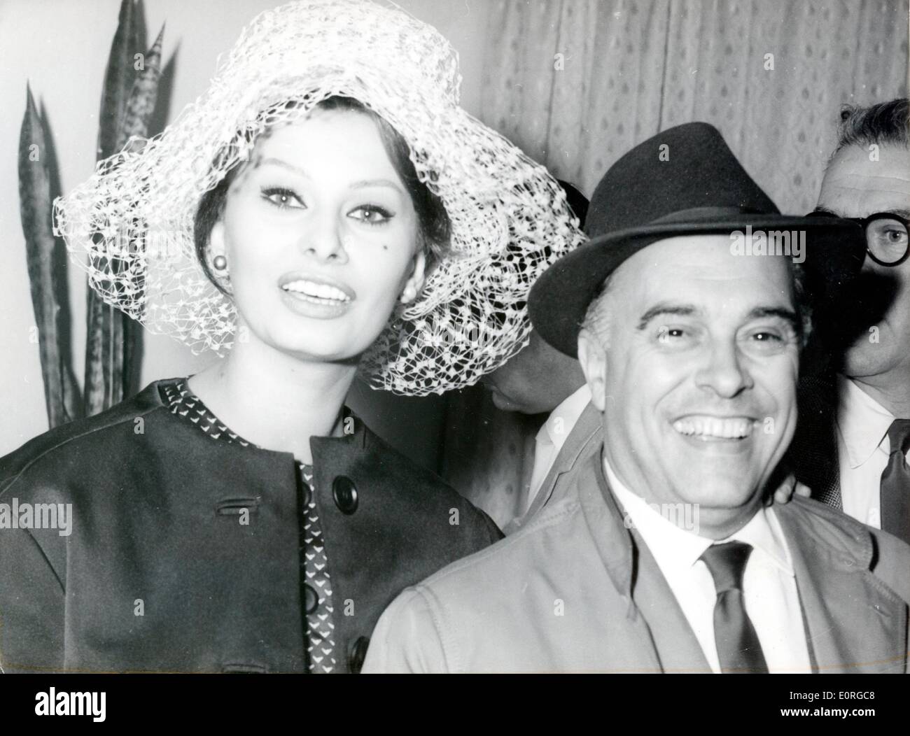 Velika ljubav: Sophia Loren i Carlo Ponti Sophia-loren-and-husband-carlo-ponti-arriving-at-the-tempelhof-airport-E0RGC8