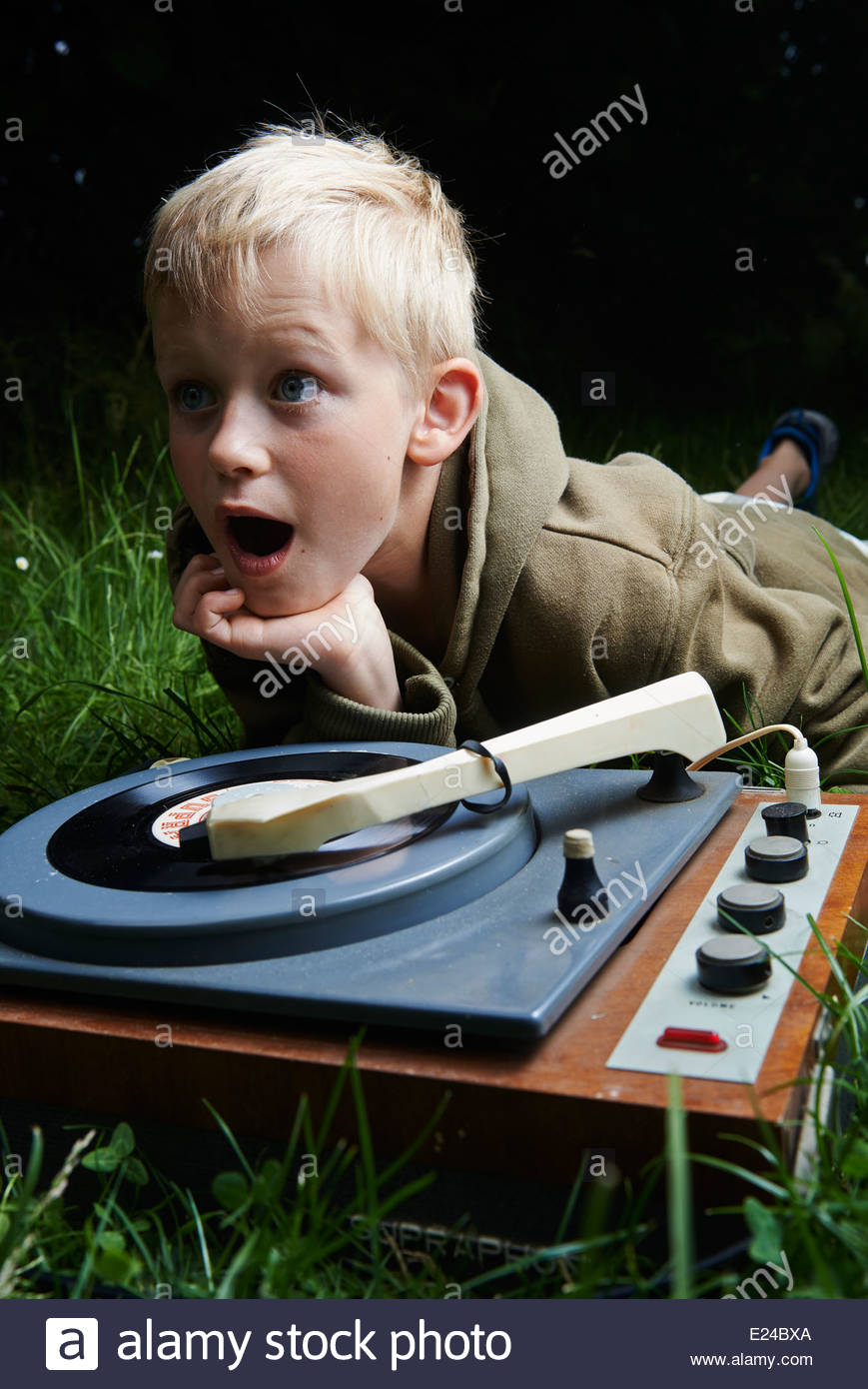 Colecciones de Discos. Child-blond-young-boy-playing-with-a-vintage-gramophone-vinyl-record-E24BXA