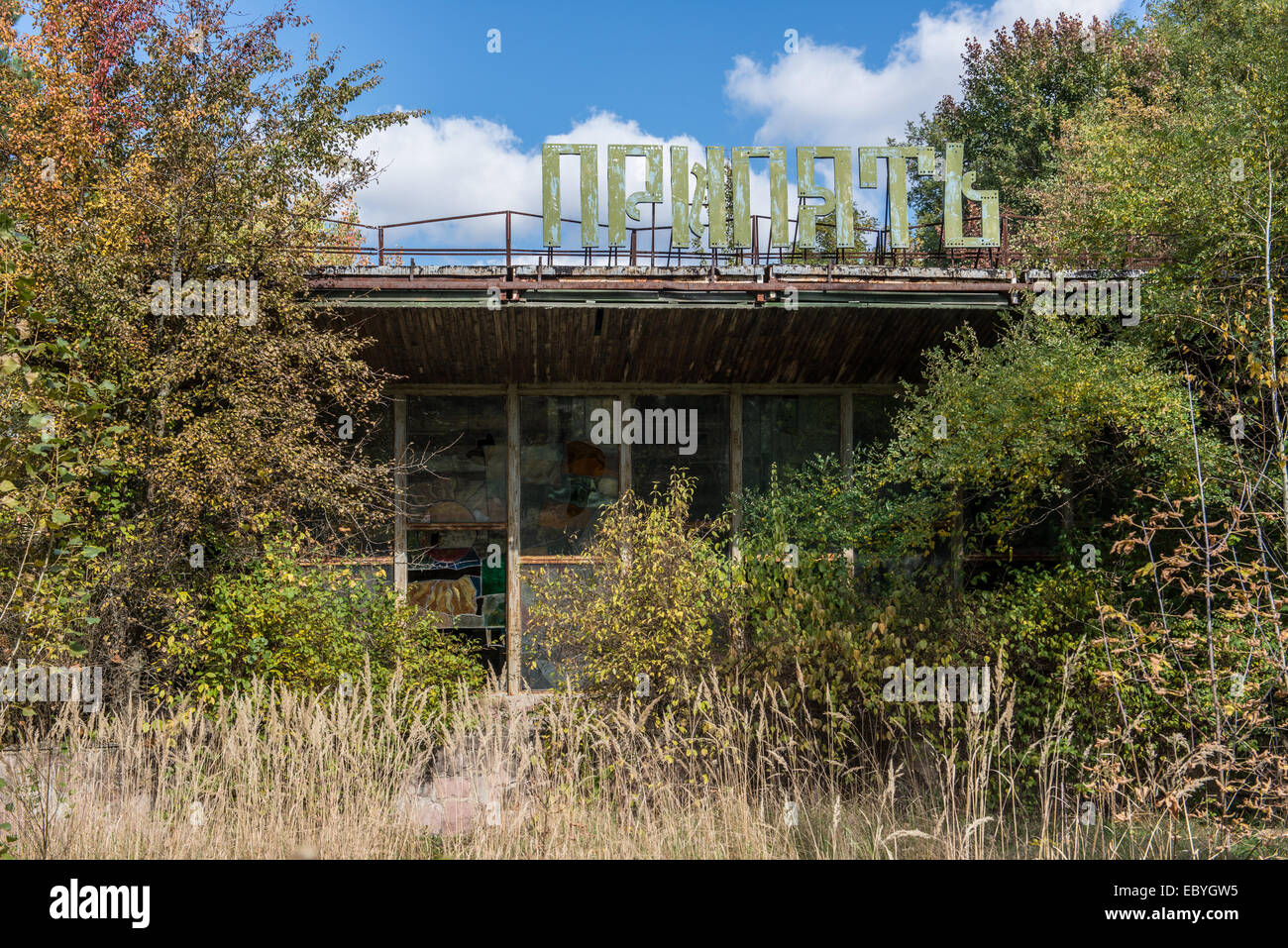 Drone RUIN - Page 12 Famous-cafe-pripyat-in-pripyat-abandoned-city-chernobyl-exclusion-EBYGW5