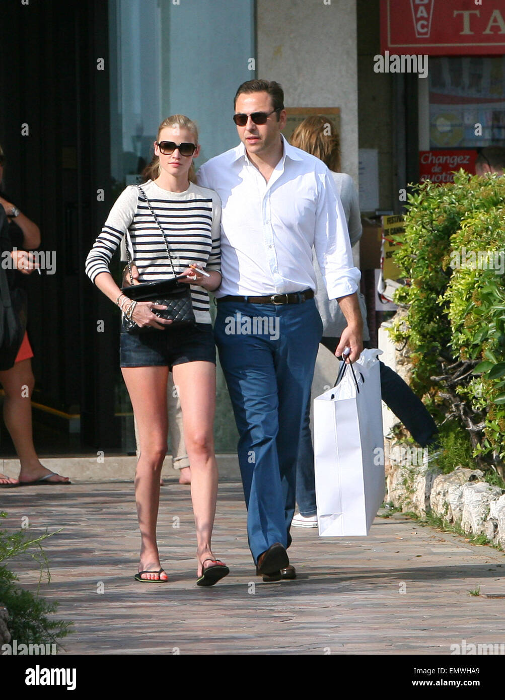 ¿Cuánto mide Lara Stone? - Altura - Real height 12may2011-cannes-david-walliams-with-his-wife-lara-stone-out-and-about-EMWHA9
