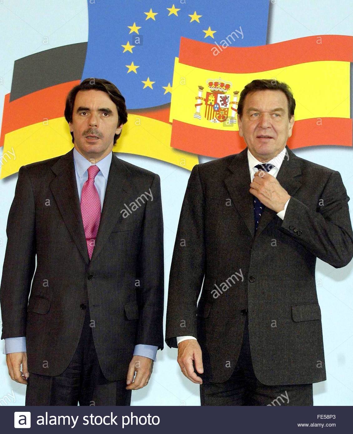 ¿Cuánto mide José María Aznar? - Altura German-chancellor-gerhard-schroeder-r-adjusts-his-tie-as-spanish-premier-FE58P3