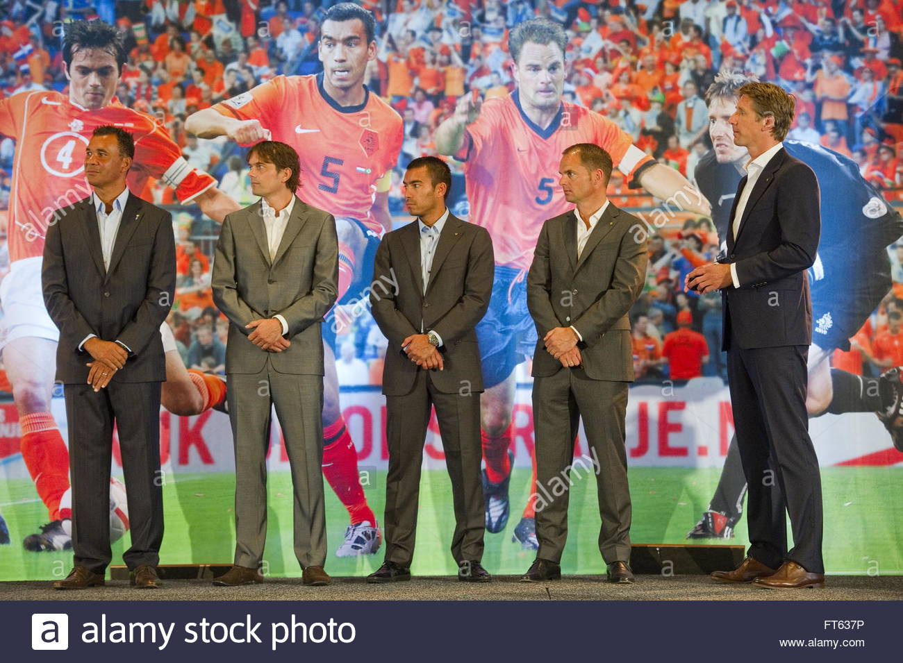 Hilo de la selección de Holanda L-r-former-dutch-soccor-players-ruud-gullit-phillip-cocu-giovanni-FT637P