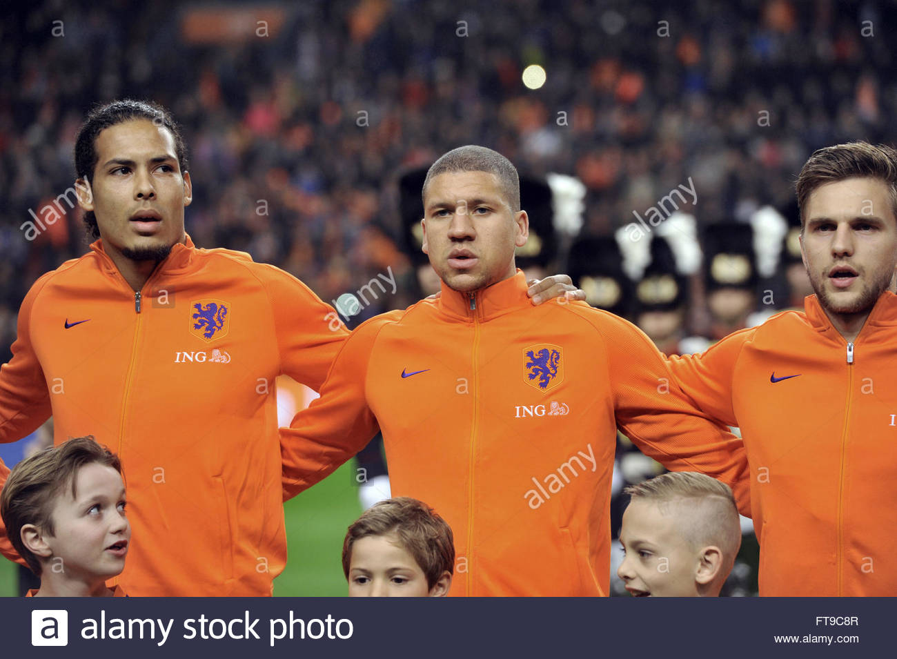 ¿Cuánto mide Virgil Van Dijk? - Altura - Real height Amsterdam-the-netherlands-25th-march-2016-international-friendly-the-FT9C8R