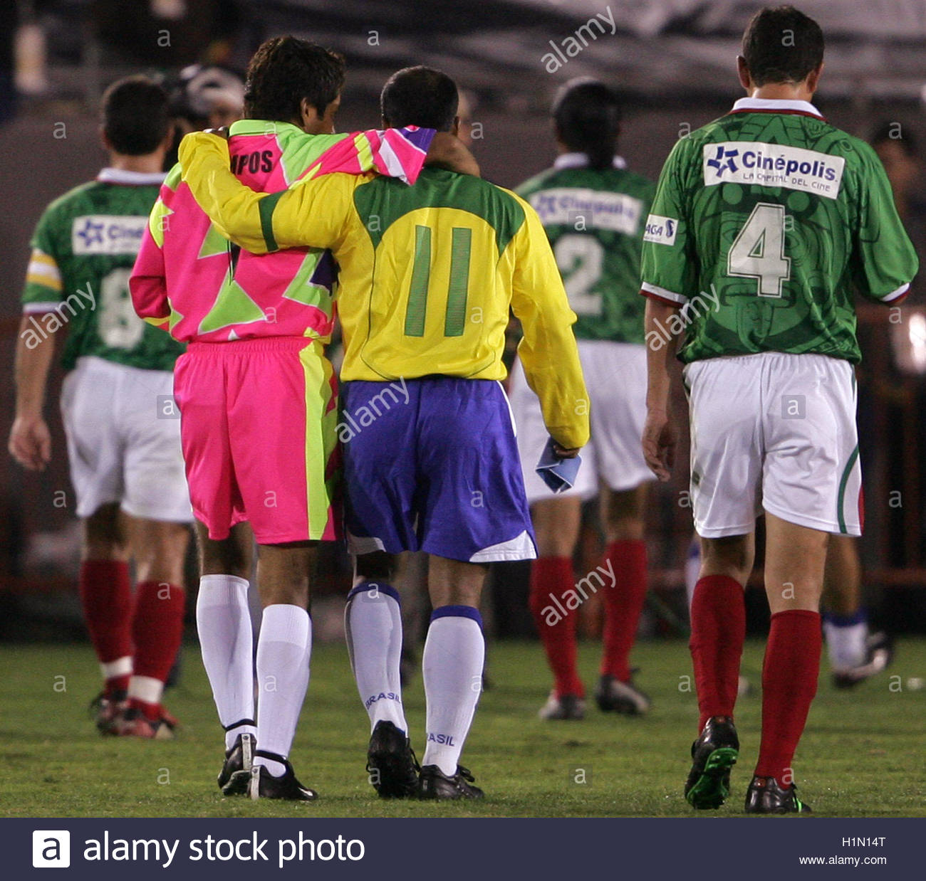 ¿Cuánto mide Jorge Campos? (El Brody) - Altura - Real height Brazilian-soccer-star-romario-de-souza-faria-and-mexican-goalkeeper-H1N14T