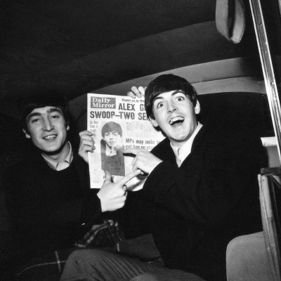 Tus fotos favoritas de los Beatles, o algo. - Página 2 Paul-mccartney-john-lennon-with-a-copy-of-the-daily-mirror-newspaper-in-the-back-of-a-car-1963