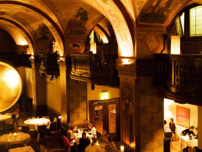 Ресторант "in the dark" Beanland-glenn-stunning-interior-of-underground-bar-and-restaurant-kornhauskeller-bern-switzerland