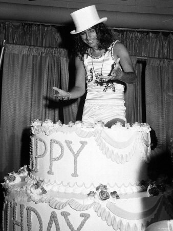 Anniversaires. - Page 13 Alice-cooper-american-rock-singer-jumps-out-of-a-birthday-cake-1975