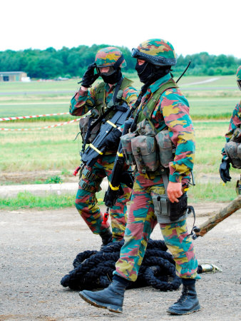 Armée Belge  Stocktrek-images-soldiers-of-the-special-forces-group-and-a-sniper-of-the-belgian-army