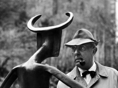 apesanteurs Joel-yale-french-actor-jacques-tati-looking-at-a-sculpture