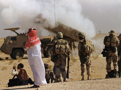 صور القوات المسلحة السعودية - صفحة 4 Daugherty-bob-saudi-arabia-army-soldiers-watching-multiple-rocket-launch-system