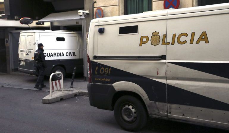 Decenas de políticos y empresarios detenidos en tres provincias 1423557686_205787_1423558235_noticia_normal