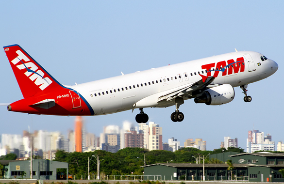 [Brasil] Tam planeja demitir tripulantes após Fevereiro de 2013 Tam_Decolagem_Canal_Piloto