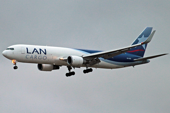 [Brasil] Boeing 767-300F da Lan faz pouso de emergência em Viracopos (SP): Nenhum ferido Lan_Cargo_CC-CZZ_Canal_Piloto