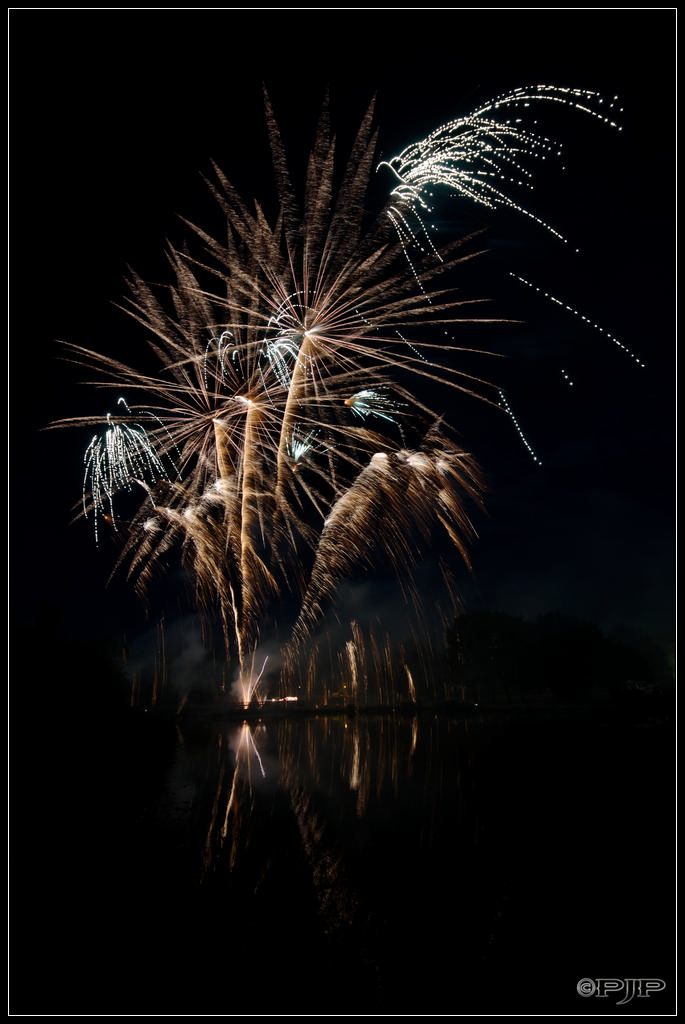 Spectacle pyrotechnique "Zebrazil" 20140711_231634_158473_IMGP0665_DxO_1024-400koMax