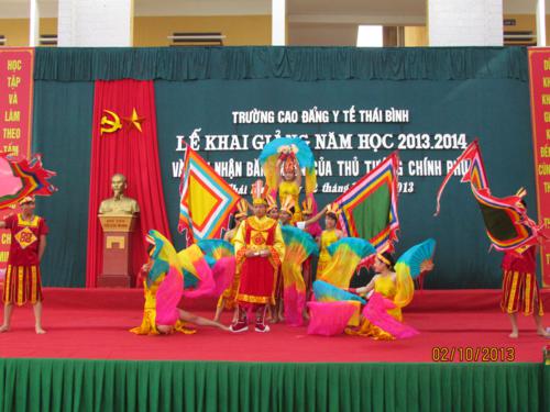 Lễ khai giảng năm học 2013 - 2014 và đón nhận Bằng khen của Thủ tướng Chính phủ Img_8276_500x375