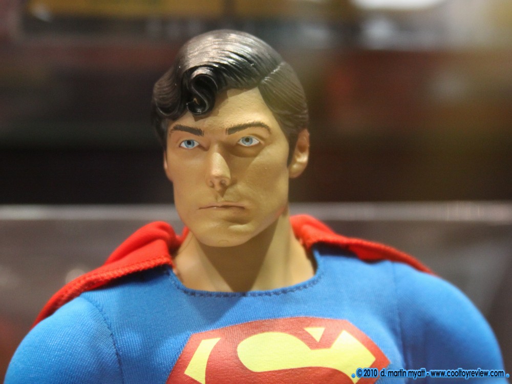 Mattel : Superman Christopher Reeve 12" Figure CapedWonder-CoolToyReview-Mattel-Reeve-2010-04