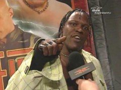 R-Truth défi 3 ( Randy , Batista , Triple H , Koslov ) Truth02