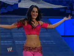 Raw du 03 Janvier 2011 Brie_Bella_Entrance_04