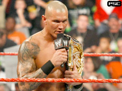 Randy orton marche fierement vers le ring RKO_Raw_25