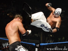 Résultat Total Hardcore 1er Rey_dropkick_at_chair_01