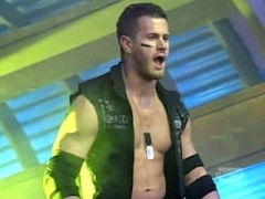 Alex Shelley parle 004