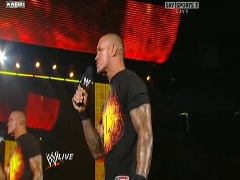 CM Punk Appele tout le monde Orton2