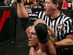 Main Event du 17/02/10: Edge VS Cena - Page 2 Edge_wins_taunt_01