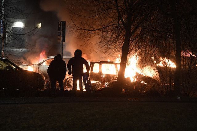 Decenas de refugiados queman coches y atacan a la policía en Estocolmo. Rinkeby