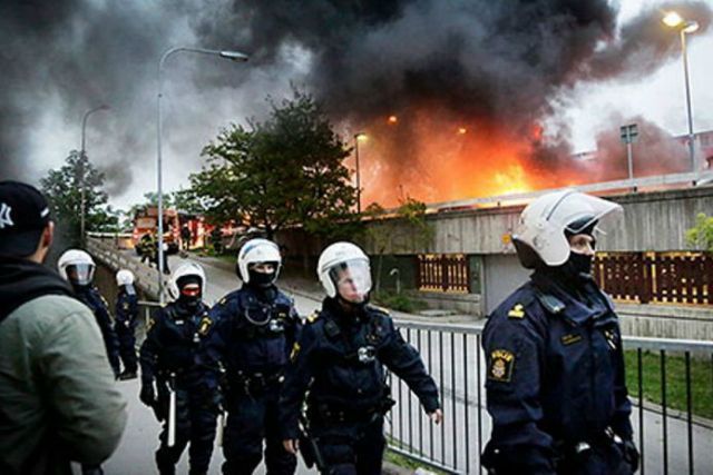 SUECIA, capital de las violaciones. Como la inmigración islámica ha destrozado Suecia, por Pat Condell - Página 6 Suecia-caos